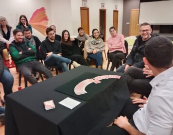 La màgia de Rubén Aparisi torna a omplir el Casal Popular d’Atzeneta